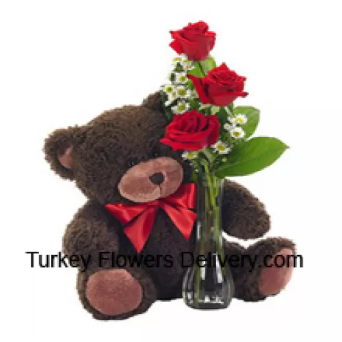 3 Trandafiri roșii cu câteva frunze de ferigi într-un vas de sticlă împreună cu un ursuleț drăguț de 14 inch înălțime
