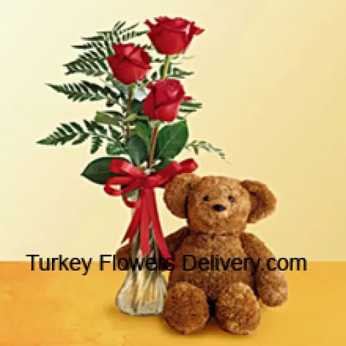 3 ורדים אדומים עם כמה עלים פרנים בצנצנת זכוכית יחד עם דובי דובון גובה 12 אינץ'