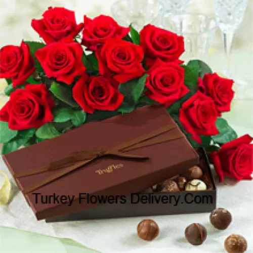 Kaunis kimppu 12 punaista ruusua sesonkikoristeiden kera, mukana tuotu suklaarasia