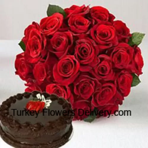 Bouquet de 24 roses rouges avec des garnitures saisonnières accompagné d'un gâteau au chocolat truffé de 1 lb (1/2 kg)