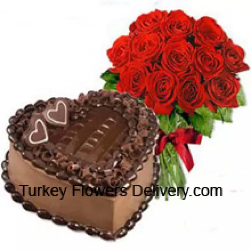 Mazzo di 12 rose rosse con riempitivi stagionali insieme a una torta a forma di cuore da 1 kg al cioccolato (Si prega di notare che la consegna della torta è disponibile solo per la regione di Metro Manila. Eventuali ordini di consegna della torta al di fuori di Metro Manila verranno sostituiti con una torta al brownie al cioccolato senza panna o al destinatario verrà offerto un voucher di Red Ribbon sufficiente per acquistare la stessa torta) (Si prega di notare che la consegna della torta è disponibile solo per la regione di Metro Manila. Eventuali ordini di consegna della torta al di fuori di Metro Manila verranno sostituiti con una torta al brownie al cioccolato senza panna o al destinatario verrà offerto un voucher di Red Ribbon sufficiente per acquistare la stessa torta)