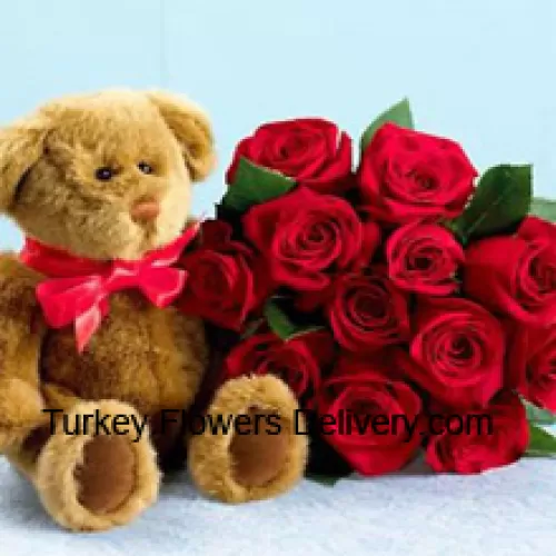Букет из 12 красных роз с сезонными наполнителями и милым коричневым медвежонком