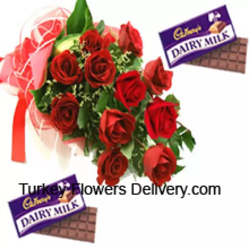Tros van 12 rode rozen met seizoensvullers samen met verschillende Cadbury Chocolades