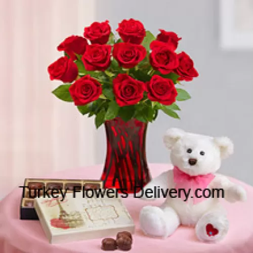 12 Czerwonych Róż z Paprotkami w Szklanej Wazie, Uroczy Biały Miś Wysokości 12 Cali i Importowane Pudełko Czekoladek