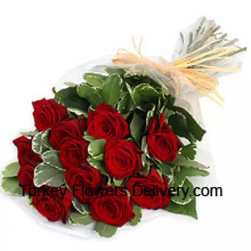 Lijep buket od 12 crvenih ruža s sezonskim punilima