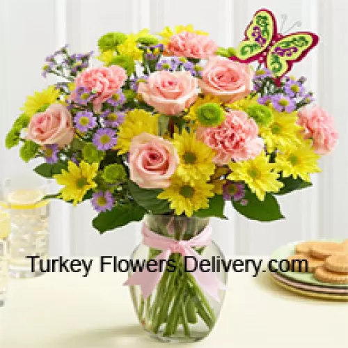 Розовые розы, розовые гвоздики и желтые герберы с сезонными наполнителями в стеклянной вазе - 24 стебля и наполнители