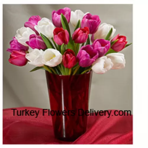 Gemischte farbige Tulpen mit saisonalen Füllstoffen in einer Glasvase - Bitte beachten Sie, dass im Falle der Nichtverfügbarkeit bestimmter saisonaler Blumen diese durch andere Blumen von gleichem Wert ersetzt werden.