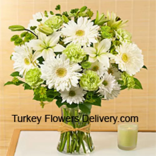 Белые герберы, белые альстромерии и другие разнообразные сезонные цветы, красиво оформленные в стеклянной вазе