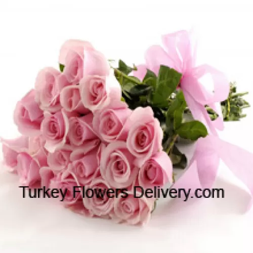 Bukiet 24 różowych róż z sezonowymi dodatkami