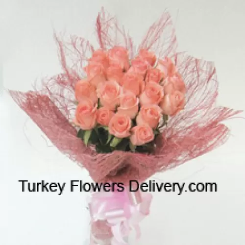 一束20朵粉色玫瑰与季节性的花材