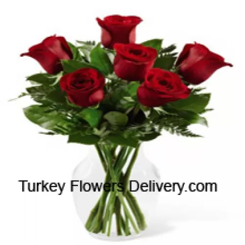 6 czerwonych róż z paprotkami w szklanej wazonie