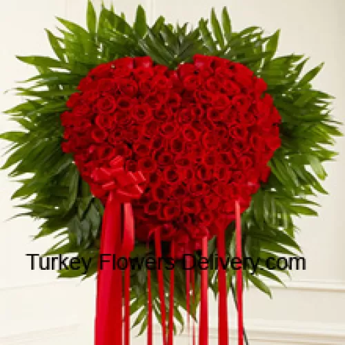 100朵红玫瑰制成美丽的心形花束