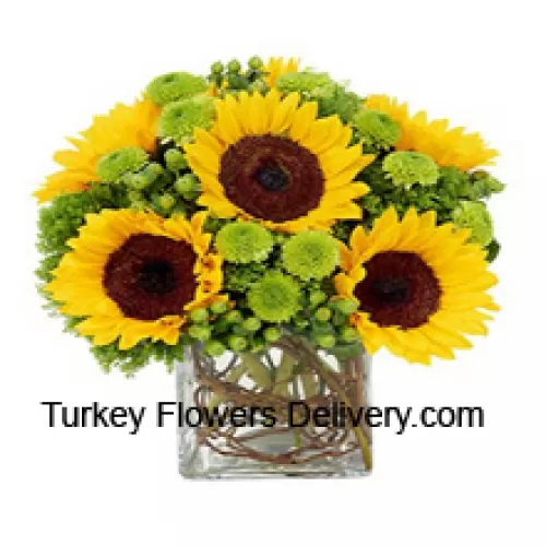 Sonnenblumen mit passenden saisonalen Füllstoffen, schön arrangiert in einer Glasvase