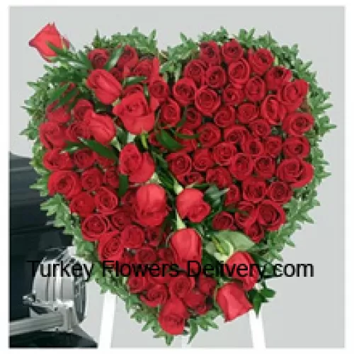 美しいハート形の100本の赤いバラのアレンジメント