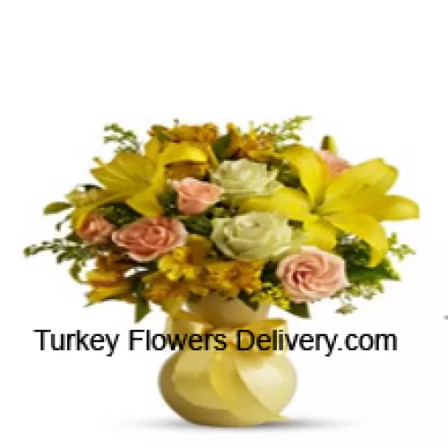 Oranje rozen, witte rozen, gele gerbera's en gele tulpen met wat varens in een glazen vaas - Let op: in geval van niet-beschikbaarheid van bepaalde seizoensbloemen, worden deze vervangen door andere bloemen van dezelfde waarde