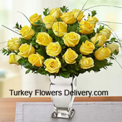 24 gelbe Rosen mit etwas Farn in einer Glasvase