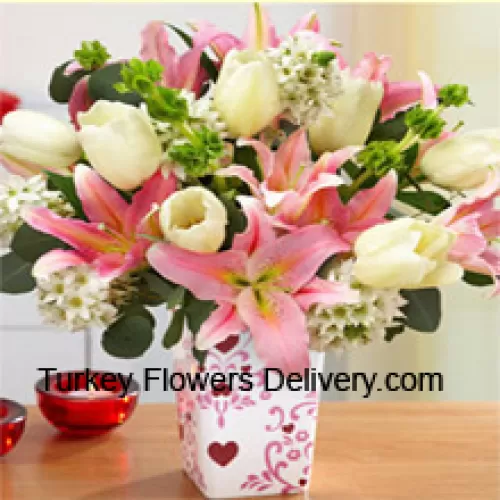 Rosa Lilien und weiße Tulpen mit verschiedenen weißen Füllern in einer Glasvase - Bitte beachten Sie, dass im Falle der Nichtverfügbarkeit bestimmter saisonaler Blumen diese durch andere Blumen desselben Wertes ersetzt werden.