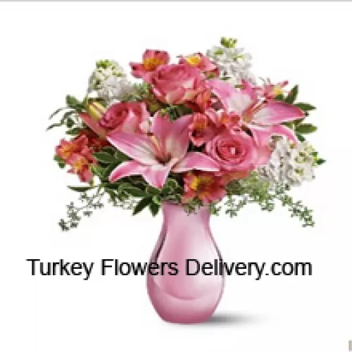 粉红玫瑰，粉红百合和各种白色花卉，配以一些蕨类植物，放在玻璃花瓶中