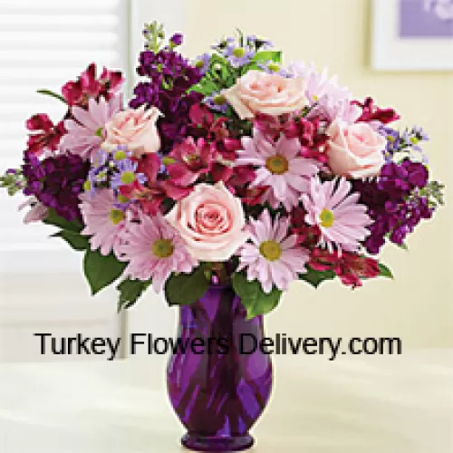 Розовые розы, розовые герберы и другие разноцветные цветы красиво уложены в стеклянной вазе - 24 стебля и наполнители