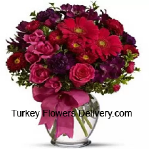 Pinkit ruusut, punaiset gerberat ja muut eri kukat kauniisti järjestettynä lasimaljakossa - 36 vartta ja täytteitä
