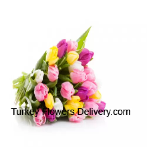Un hermoso ramo de mano de tulipanes de colores mixtos con rellenos de temporada - Tenga en cuenta que en caso de no disponibilidad de ciertas flores de temporada, las mismas serán sustituidas por otras flores de igual valor