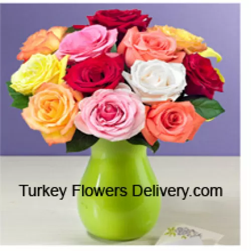 12 смешанных цветных роз с папоротниками в вазе