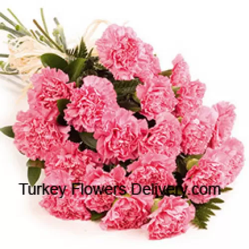 Прекрасный букет из 24 розовых гвоздик с сезонными наполнителями
