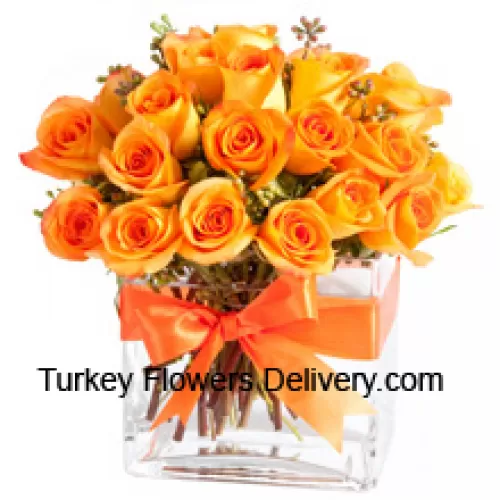 24 Trandafiri portocalii cu câteva frunze de ferigă într-un vas de sticlă