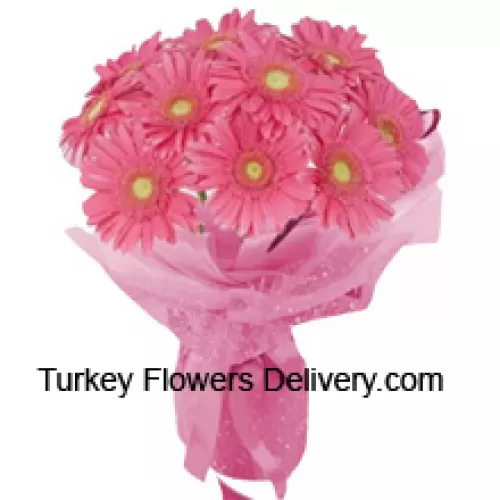 Piękny bukiet ręcznie wykonany z 12 różowych gerber z dodatkiem sezonowych wypełniaczy