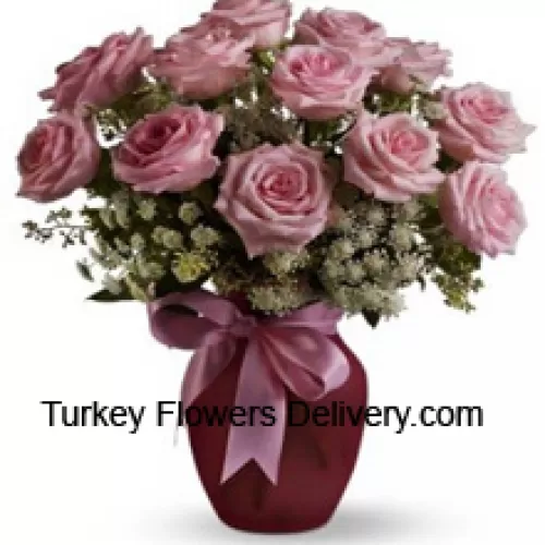 유리병에 담긴 12 송이의 분홍색 장미와 다양한 하얀색 채움재로 구성된 꽃다발