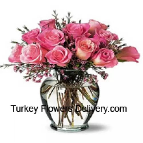 12 różowych róż z paprociami w wazonie