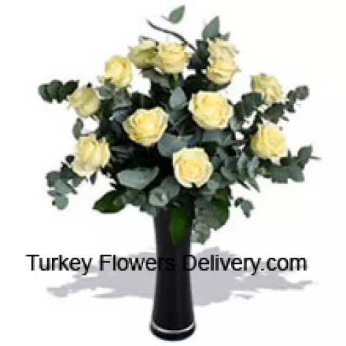 12 weiße Rosen mit etwas Farn in einer Vase