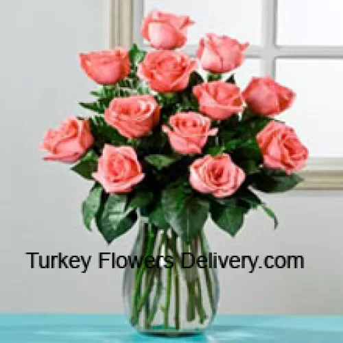 花瓶に入った12本のピンクのバラ