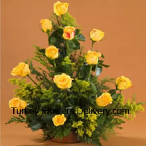 Korb mit 12 gelben Rosen mit Füllstoffen