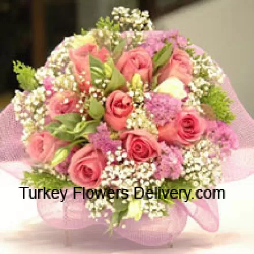 Bukiet 12 różowych róż z wypełniaczami