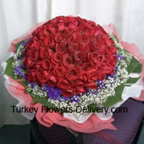 Mazzo di 100 Rose Rosse con Riempitivi Stagionali