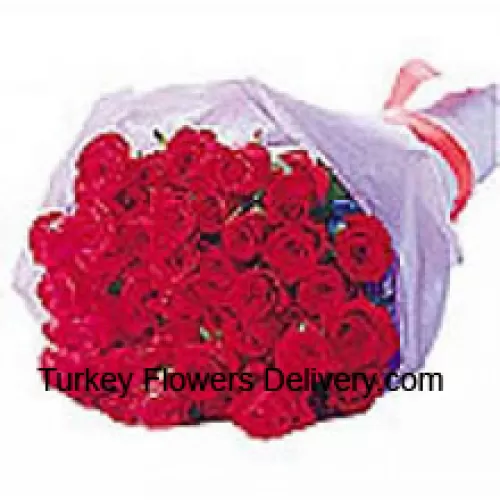 Kauniisti pakattu kimppu 24 punaista ruusua