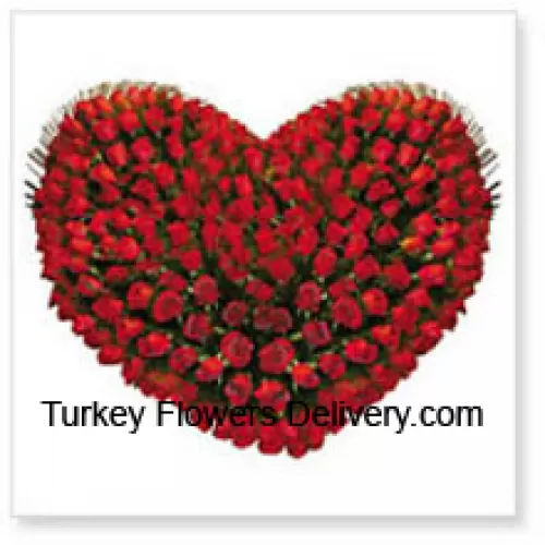 100朵红玫瑰的心形布置