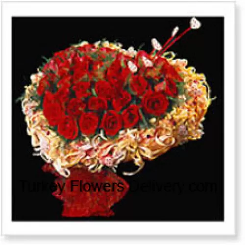 하트 모양으로 정돈된 50 송이 빨간 장미