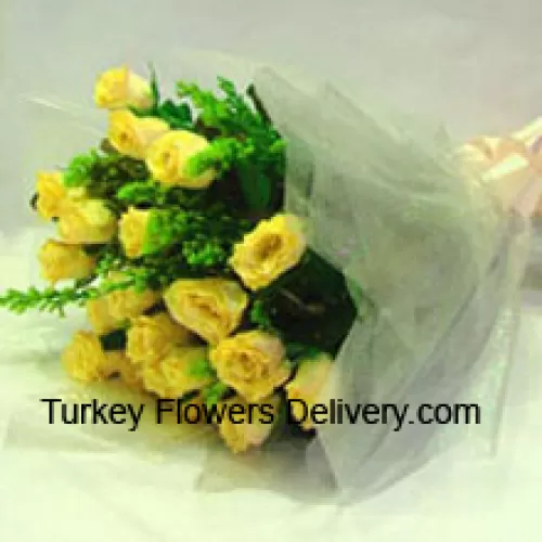 Bukiet 12 żółtych róż z sezonowymi wypełniaczami