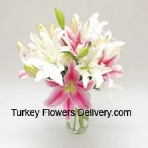Смешанные цветные лилии в вазе