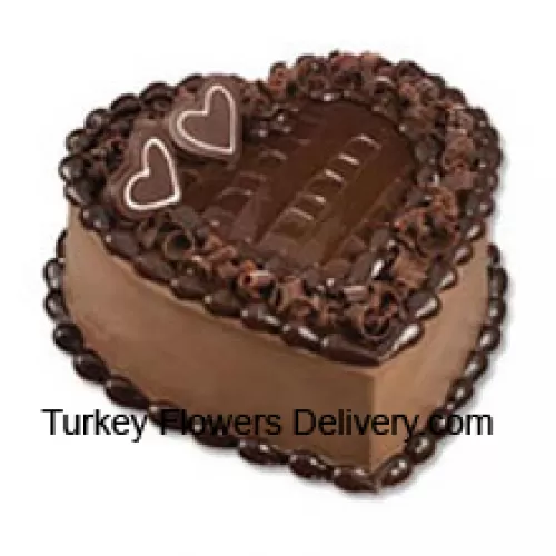 1キログラム（2.2ポンド）のハート型チョコレートケーキ（ケーキの配達はメトロマニラ地域のみ利用可能です。メトロマニラ地域外のケーキ配達注文については、クリームなしのチョコレートブラウニーケーキに変更されるか、受取人に同じケーキを購入できるレッドリボンバウチャーが提供されます）