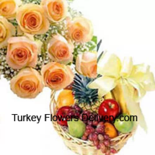 Strauß aus 12 orangefarbenen Rosen mit 3 kg frischem Obstkorb