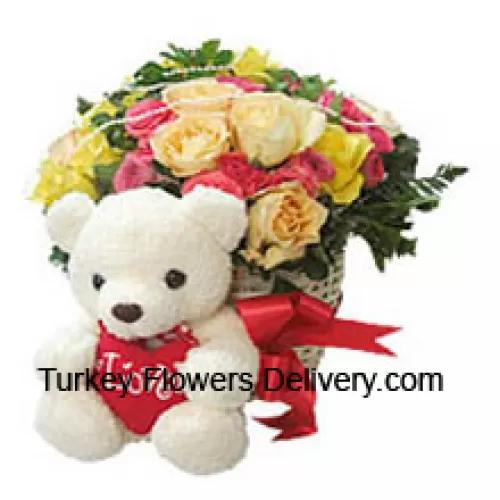 סל של 24 ורדים בצבעים שונים עם דובי דמוי קטן בגודל בינוני