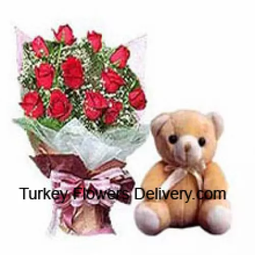 一束12朵红玫瑰，搭配填充物和一个小可爱的泰迪熊