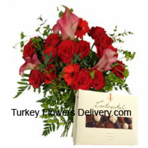 상자 안에 빨간 거베라와 빨간 장미가 있는 꽃병과 초콜릿
