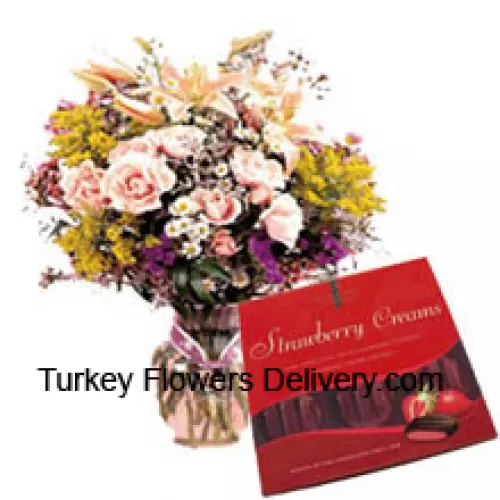 Ассорти цветов в вазе и коробке шоколада
