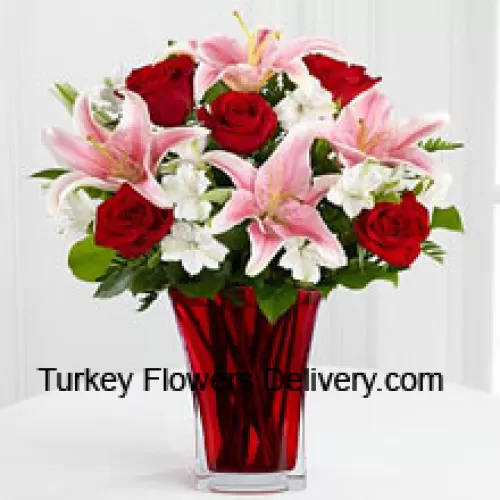 6 trandafiri roșii și 5 crini roz cu umpluturi sezoniere într-o frumoasă vază de sticlă