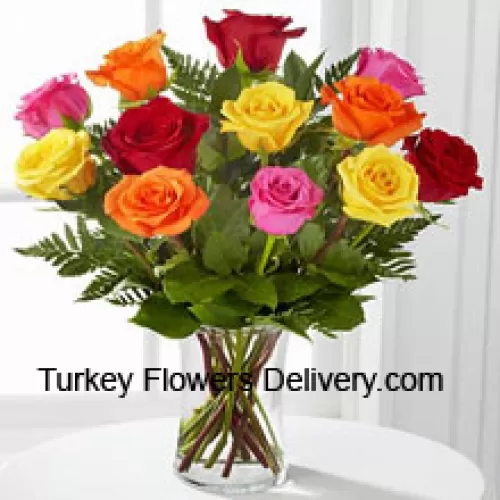 12 mieszanych kolorowych róż z paprotkami w wazonie