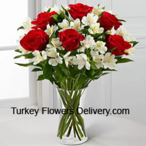 유리병에 담긴 6송이 빨간 장미와 여러 종류의 하얀 꽃과 채움재료